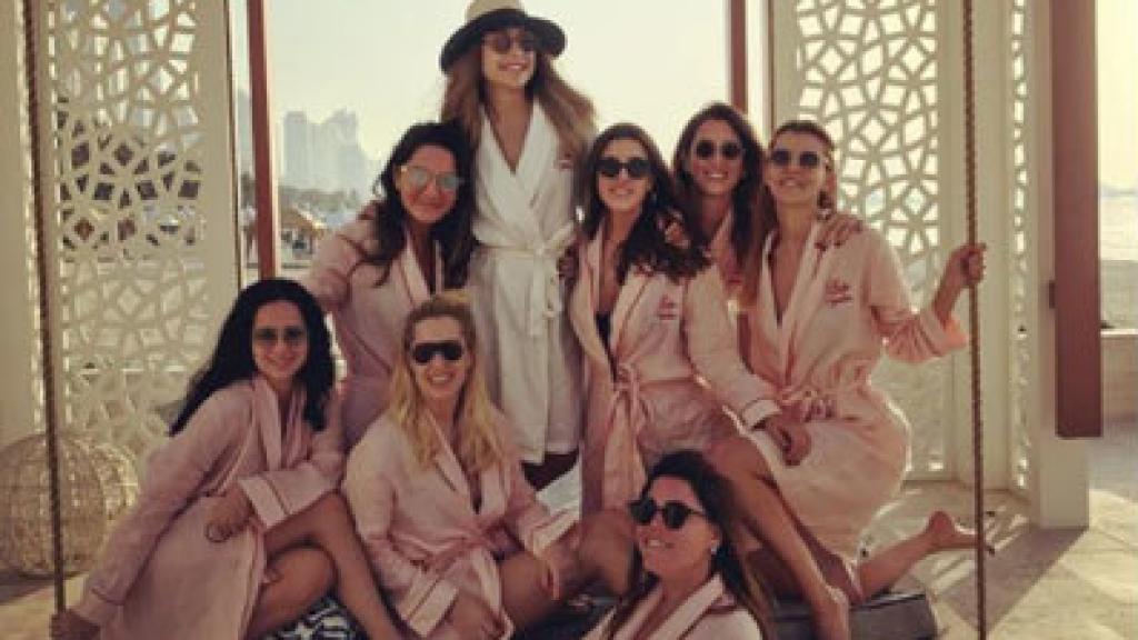 Publicación en Facebook donde aparece Mina con sus amigas, incluidas las dos españolas.