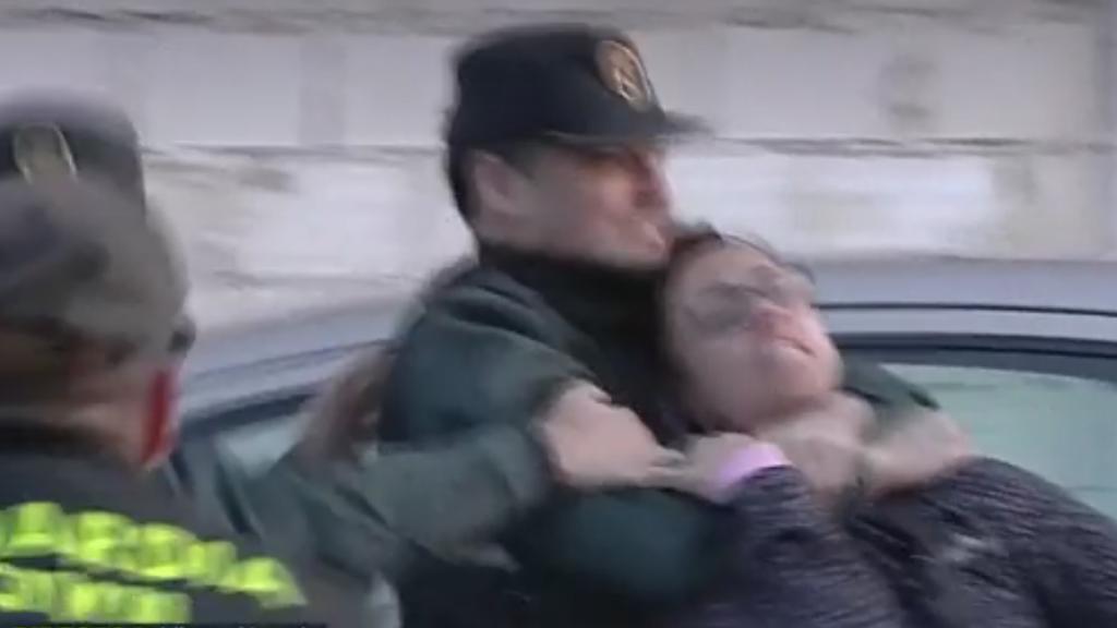 Un agente frena a la mujer que quiso agredir a Ana Julia.