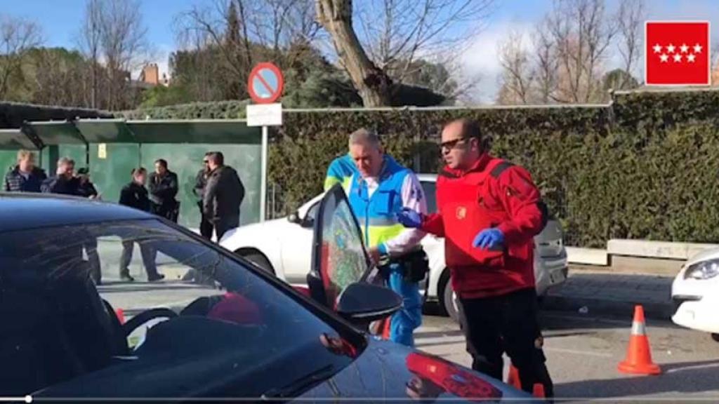 Imagen del coche donde fue tiroteado el hombre.