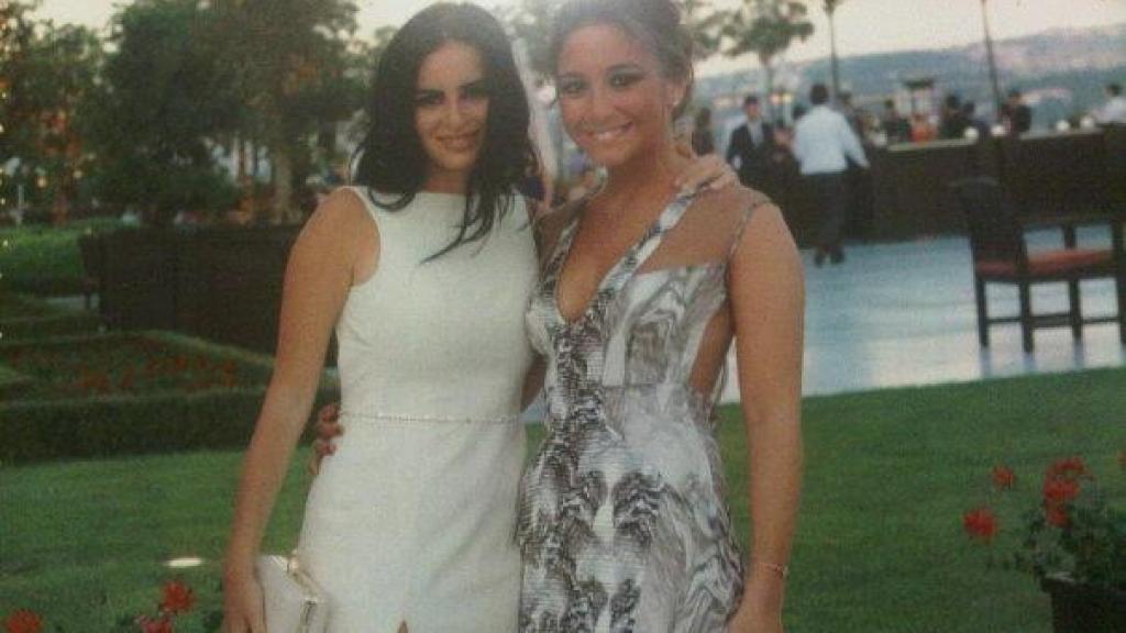 Jasmin con Mina, la novia.