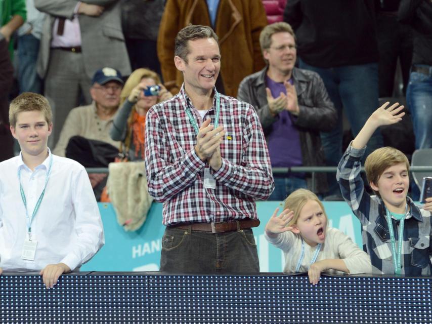 El padre junto a sus hijos en una imagen de archivo. GTRES.