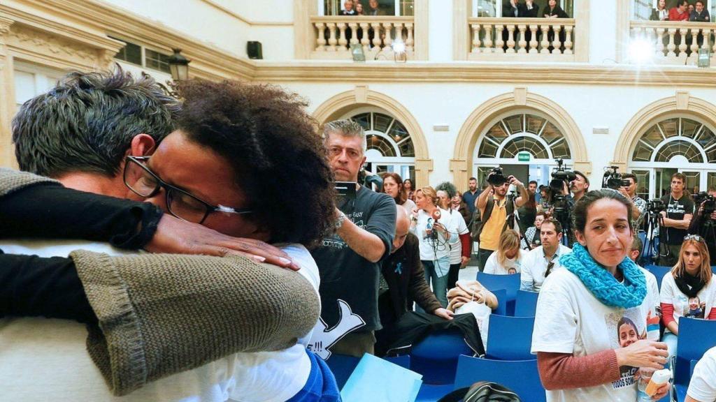 La madre de Gabriel observa el abrazo del padre del niño con Ana, su novia, el pasado viernes.