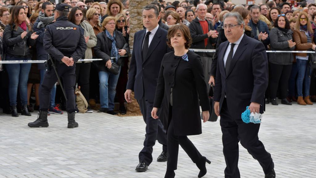 El ministro del Interior, junto a la vicepresidenta, con la bufanda azul que le ha regalado la madre de Gabriel