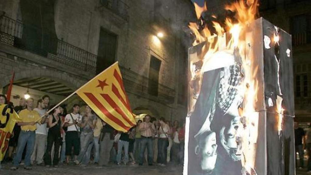 Quema de la foto de Juan Carlos I y Sofía durante una manifestación.
