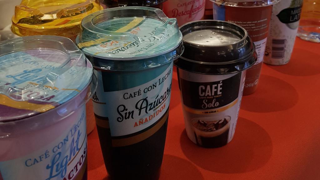 La rueda de prensa de Mercadona, siempre adornada con sus propios productos.