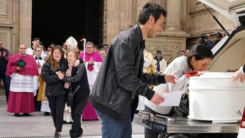 Los padres de Gabriel Cruz acompañan el féretro a la salida de la Catedral de Almería