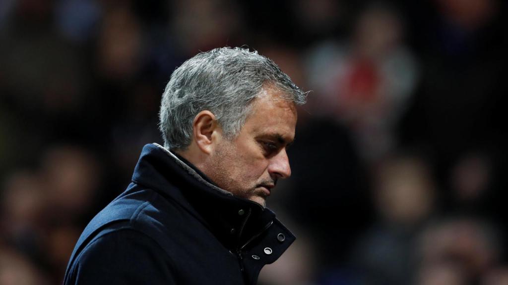 Mourinho, con la mirada perdida, en el United - Sevilla.