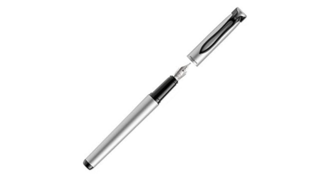 Es color plata y viene con un estuche.