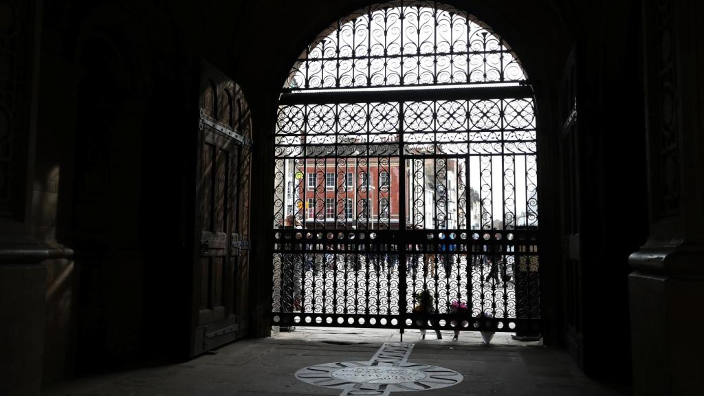 Flores a la entrada de facultad de la Universidad de Cambridge donde trabajaba y vivía Stephen Hawking.