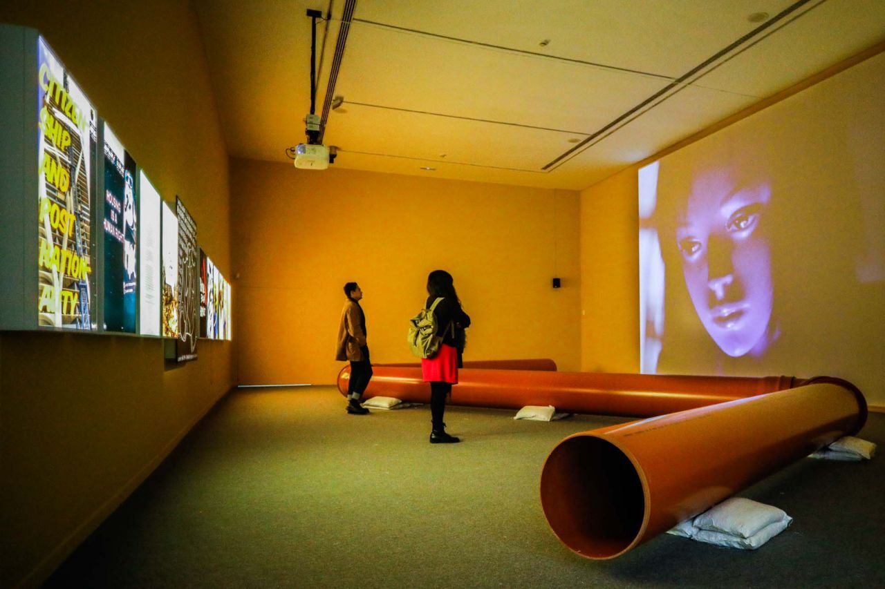 pulgares que escriben y se deslizan