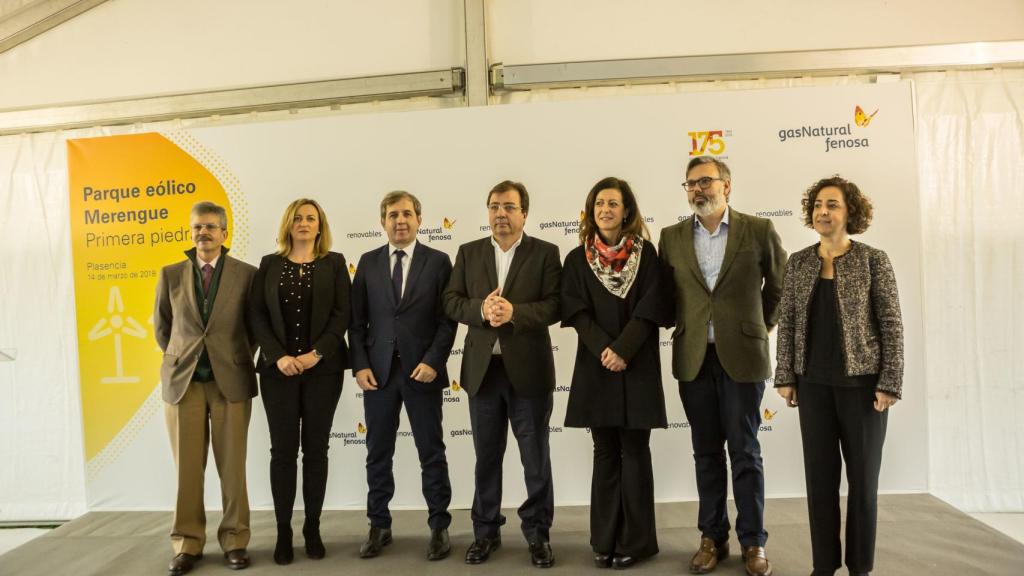 El presidente de la Junta de Extremadura, Guillermo Fernández Vara, acompañado de otras autoridades y ejecutivos de Gas Natural.