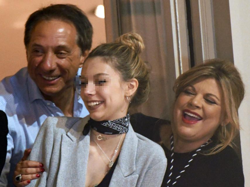 La joven junto a su madre y su padre. GTRES.