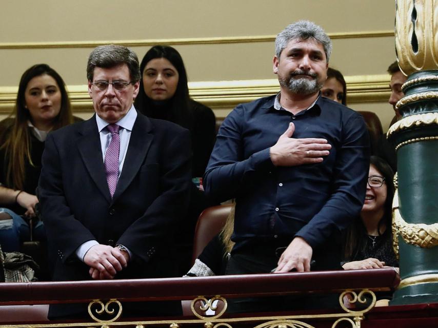 Juan Carlos Quer y Juan José Cortés, padres de Diana Quer y Mari Luz Cortés, este jueves en el Congreso.