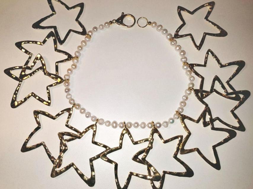Gargantilla estrellada dorada.