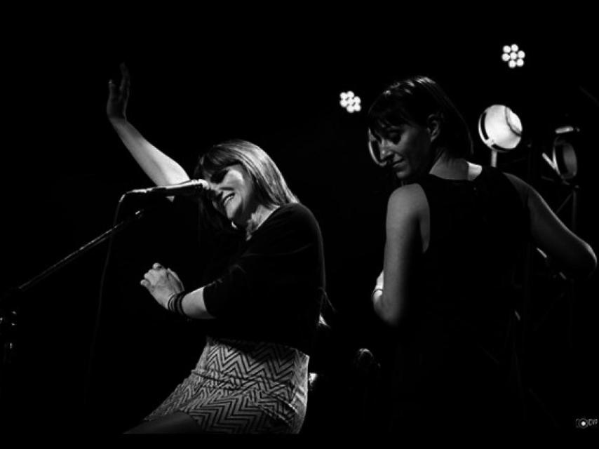 Rozalén y Beatriz Romero, la intérprete de signos que actúa junto a ella. Redes Sociales.