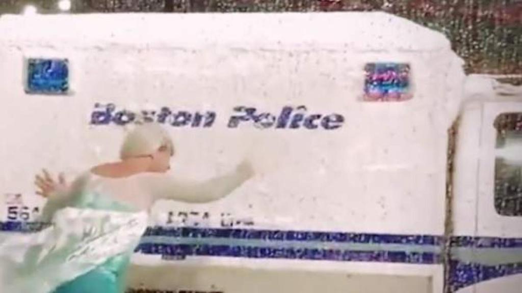 El hombre, disfrazado de Elsa, logró rescatar el furgón policial.