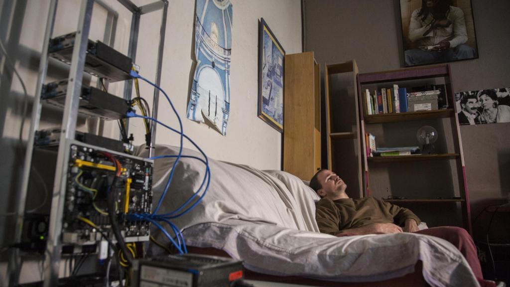 Los equipos de minado trabajan 24 horas al día en los domicilios de los mineros, que llevan paralelamente su vida normal.