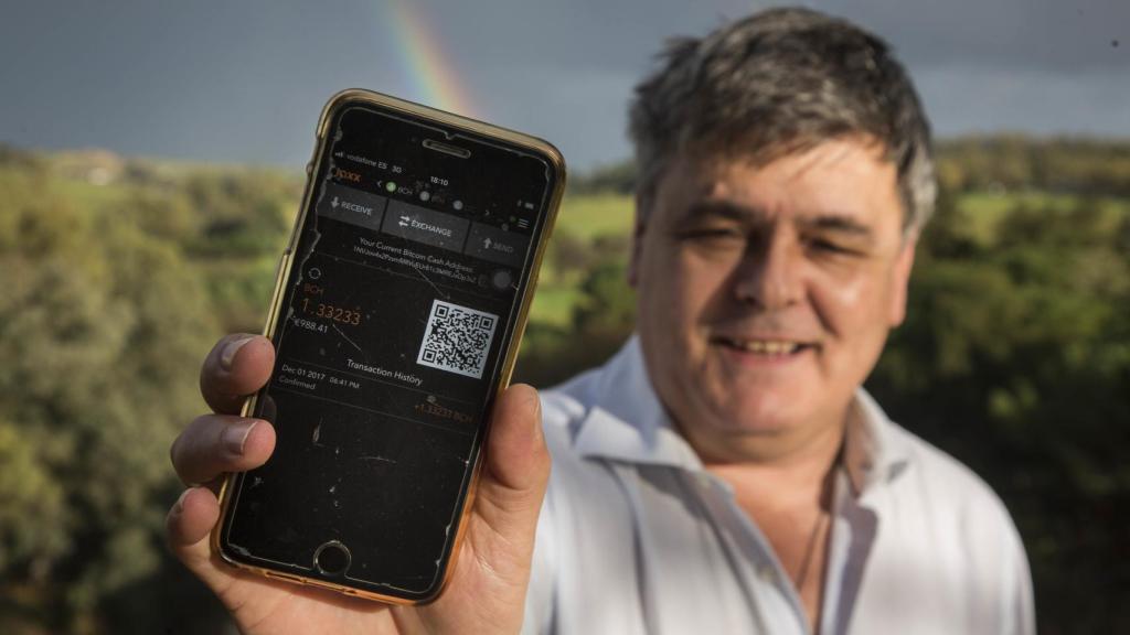 El notario Francisco Rosales mostrando sus inversiones Bitcoin Cash