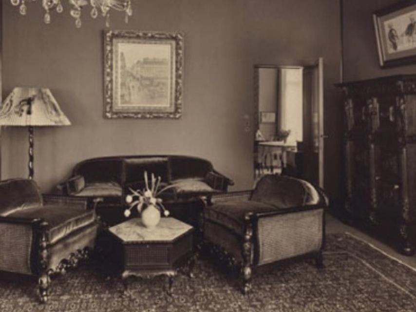 El salón de la casa familiar con el Pisarro colgado en el centro.