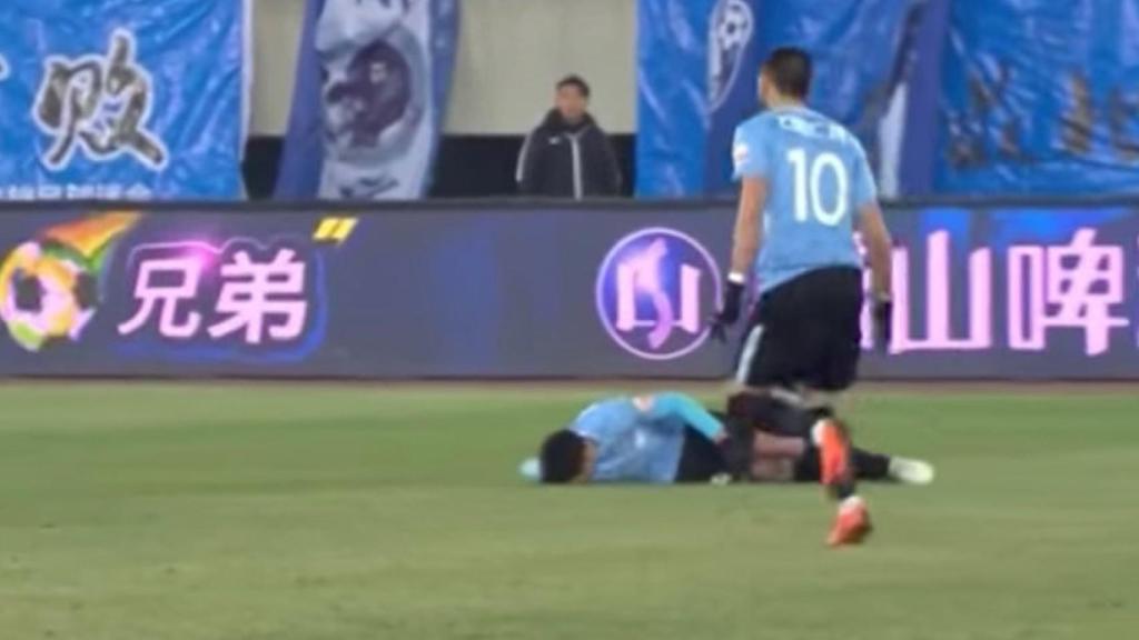 Nico Gaitán, desplomado en el suelo