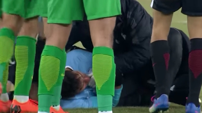 Nico Gaitán, desplomado en el suelo