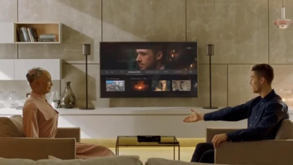 Cristiano Ronaldo, junto a un robot en su último anuncio