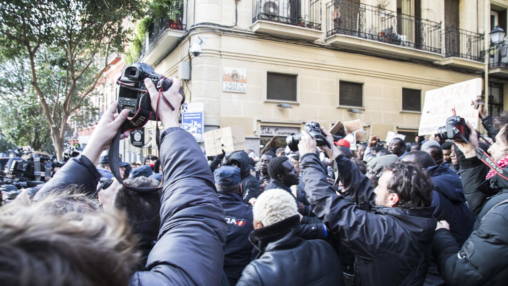 Momento de tensión entre manifestantes y policías nacionales. Se han producido empujones y forcejeos  aunque no ha habido cargas. / Jorge Barreno