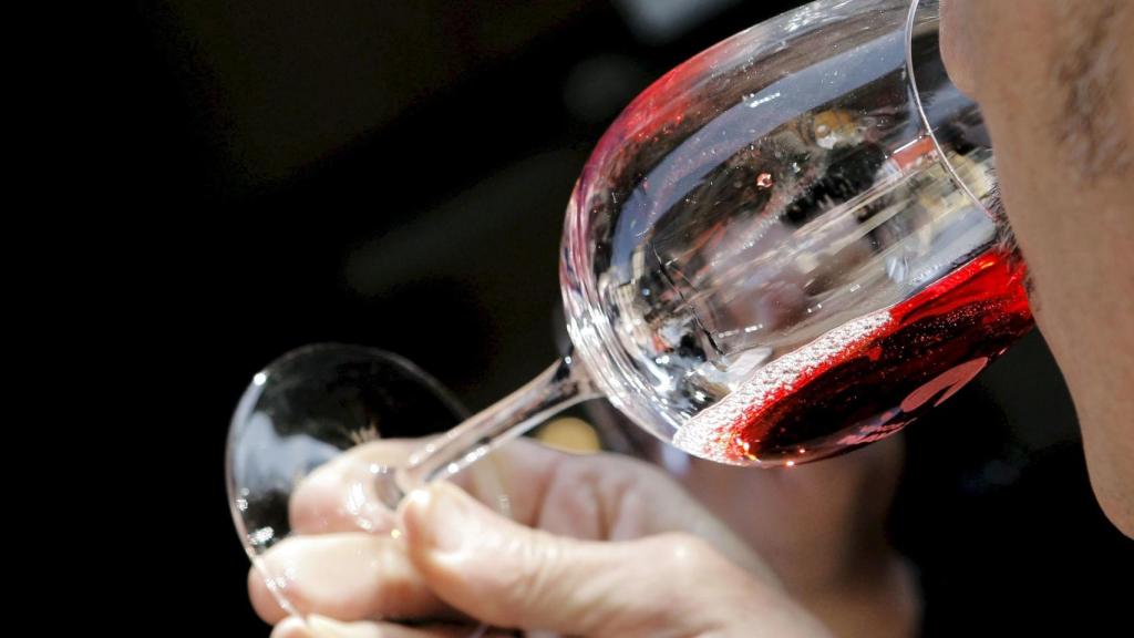 Un hombre bebe una copa de vino, en una imagen de archivo.