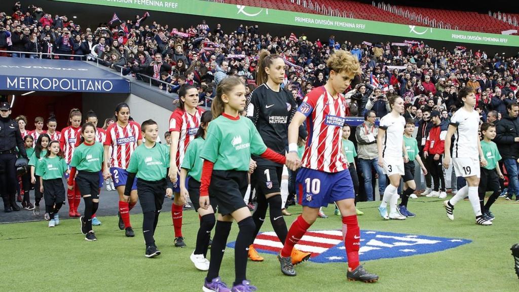 Las jugadoras de Atlético y Madrid CFF saltan al césdep del Wanda.