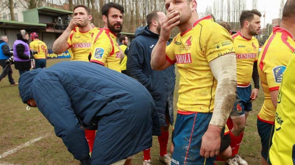 Los jugadores españoles se lamentan tras perder contra Bélgica.