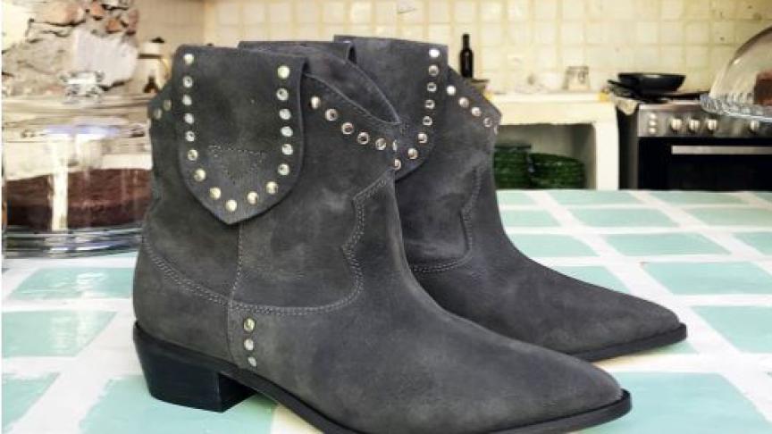 Botín serraje gris plomo.