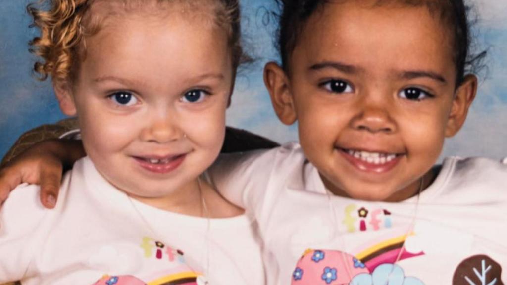 Las mellizas, de bebés.