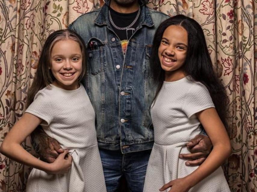 Las mellizas con su padre.