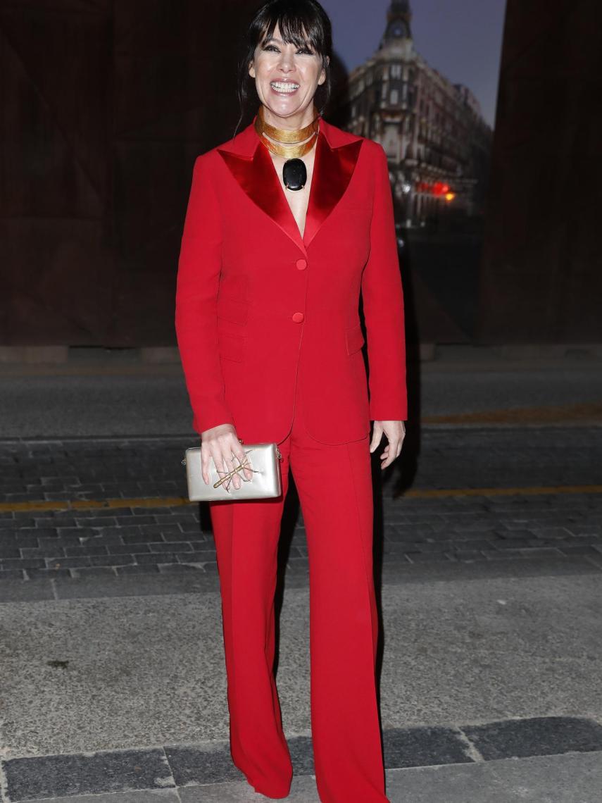 Mabel Lozano, de rojo intenso en un acto público.