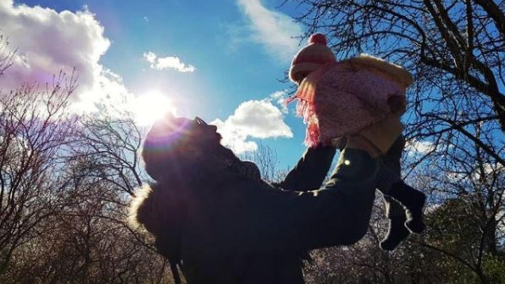 Roberto Leal en una foto artística con su hija.