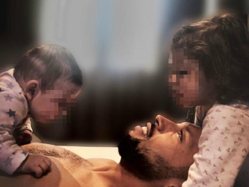 Ezequiel Garay con sus dos hijos.