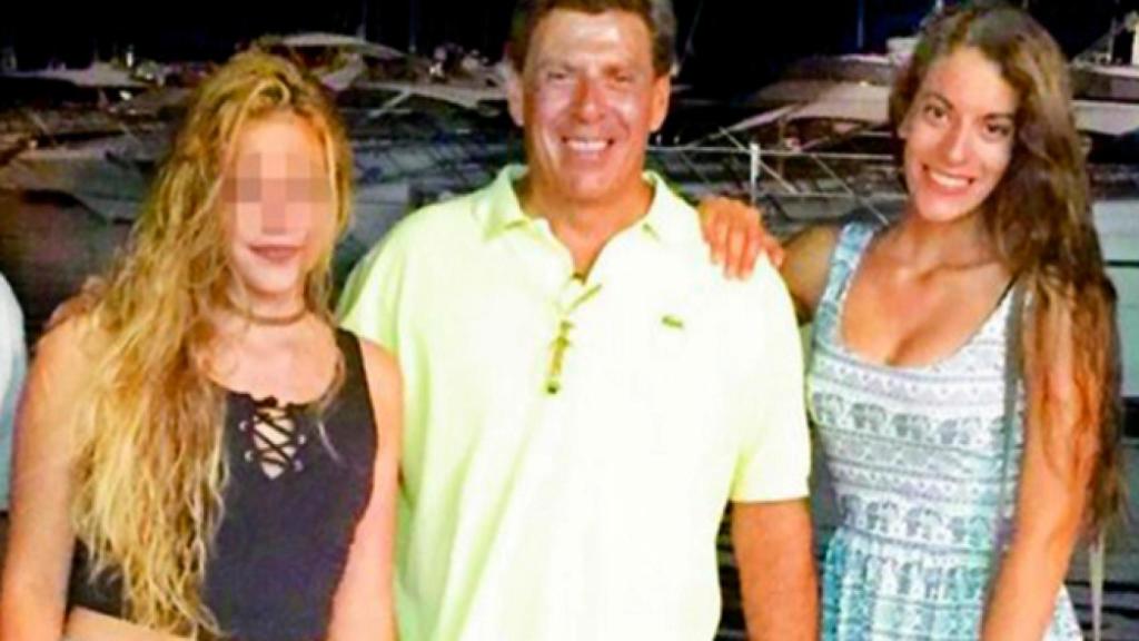 Juan Carlos Quer, con sus dos hijas, Diana y Valeria.