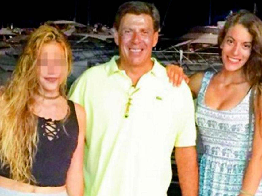 Juan Carlos Quer, con sus dos hijas, Diana y Valeria.