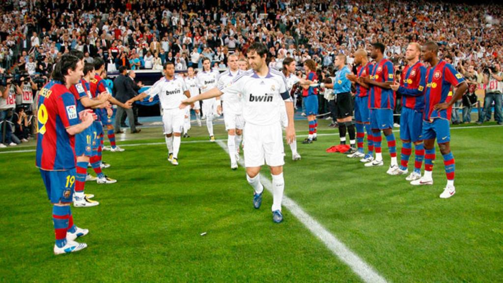 El FC Barcelona haciendo el pasillo al Real Madrid