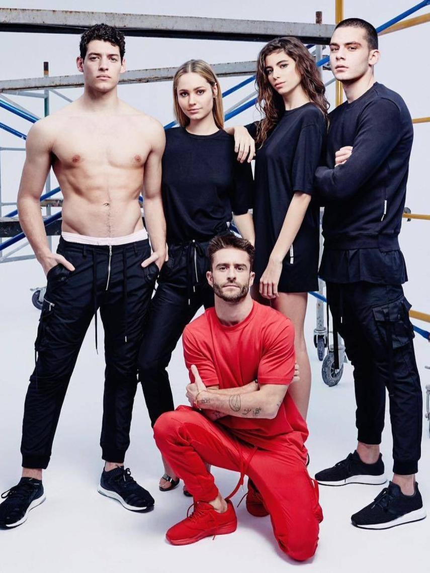 Pelayo Díaz junto a los modelos.