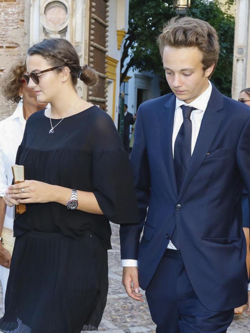 Victoria Elisabeth von Hohenlohe Langenburg y Alexander von Hohenlohe Langenburg durante el entierro del Duque de Medinacelli.