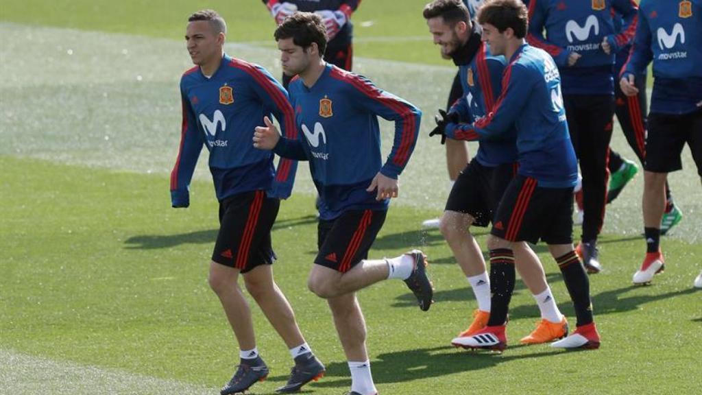 Los jugadores de la selección, durante el entrenamiento en Las Rozas.