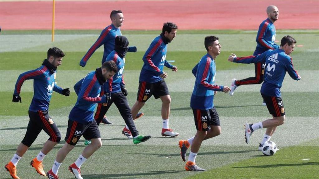 Los jugadores de la selección, durante el entrenamiento en Las Rozas.
