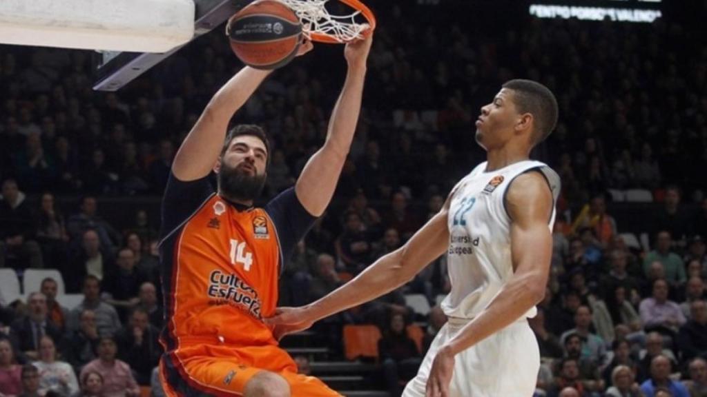 Tavares, impasible, ante el mate de Dubljevic. Imagen: (Euroleague.net)
