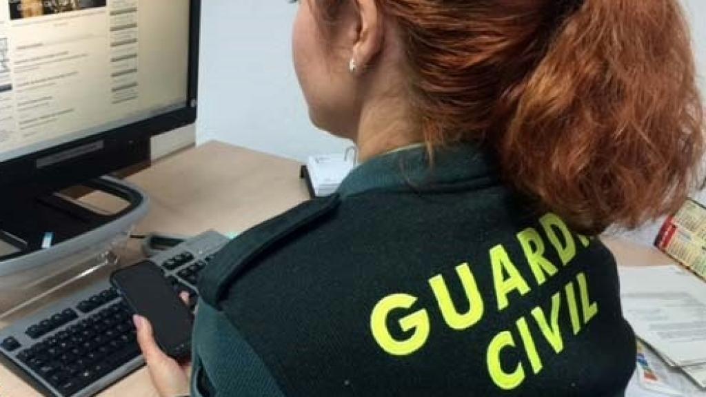 Una agente de la Guardia Civil utiliza un teléfono móvil, en una fotografía de archivo.