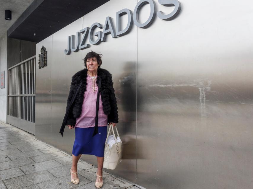 Mauricia Ibáñez a las puertas del juzgado de familia de Burgos