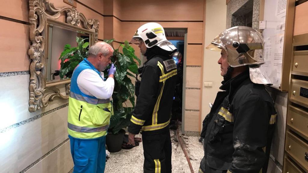 Efectivos de emergencias en el portal del edificio