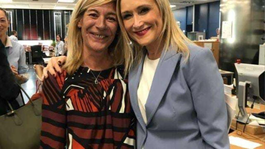 La presidenta de la Comunidad de Madrid junto a Amalia Calonge, la trabajadora de la universidad que cambió sus notas.