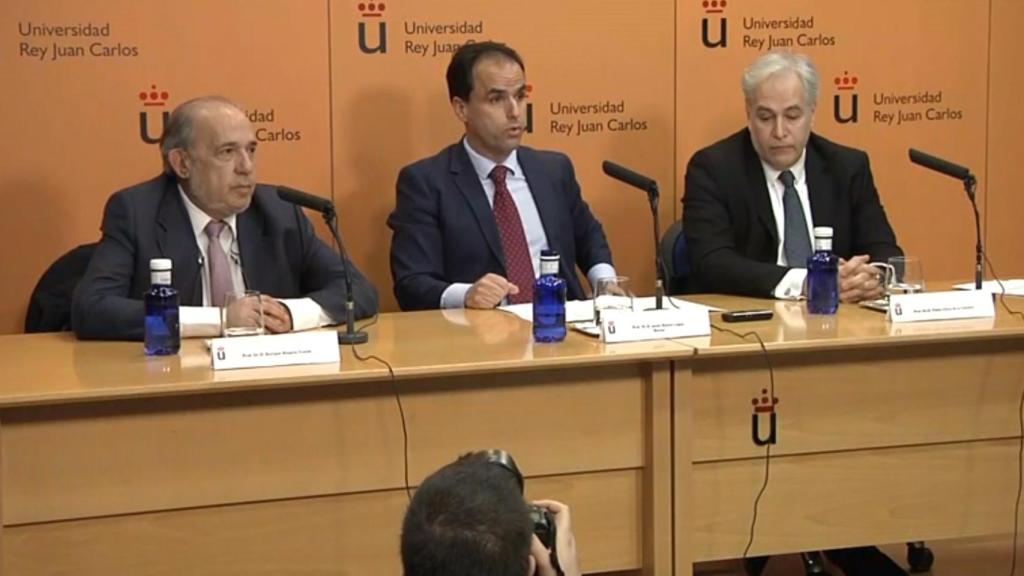 Enrique Álvarez, director del máster, el rector de la Universidad Rey Juan Carlos, Javier Ramos, y Pablo Chico, profesor del máster.