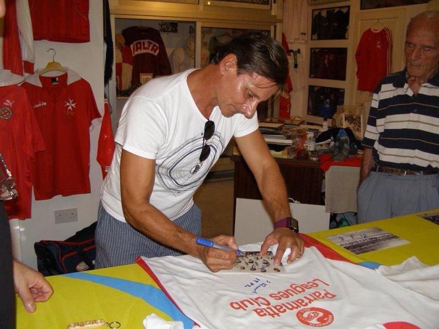 Demanuele, en la actualidad, firmando una camiseta.